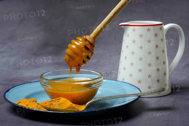 Bee honey with turmeric and turmeric powder