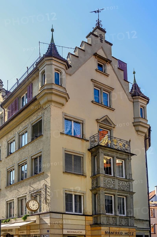 Renaissance gable with bay window