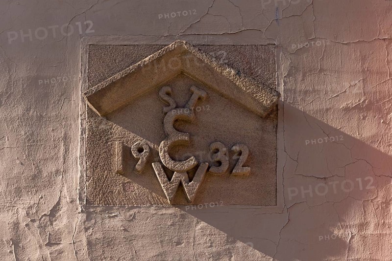 Relief eines Hinweiszeichens von
