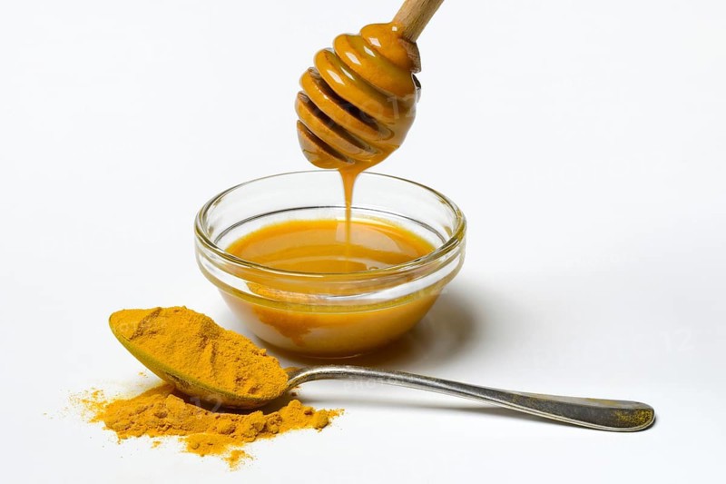 Bee honey with turmeric and turmeric powder