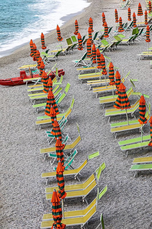 Sunbeds and umbrellas at the beach di Fegina in Monterosso al Mare