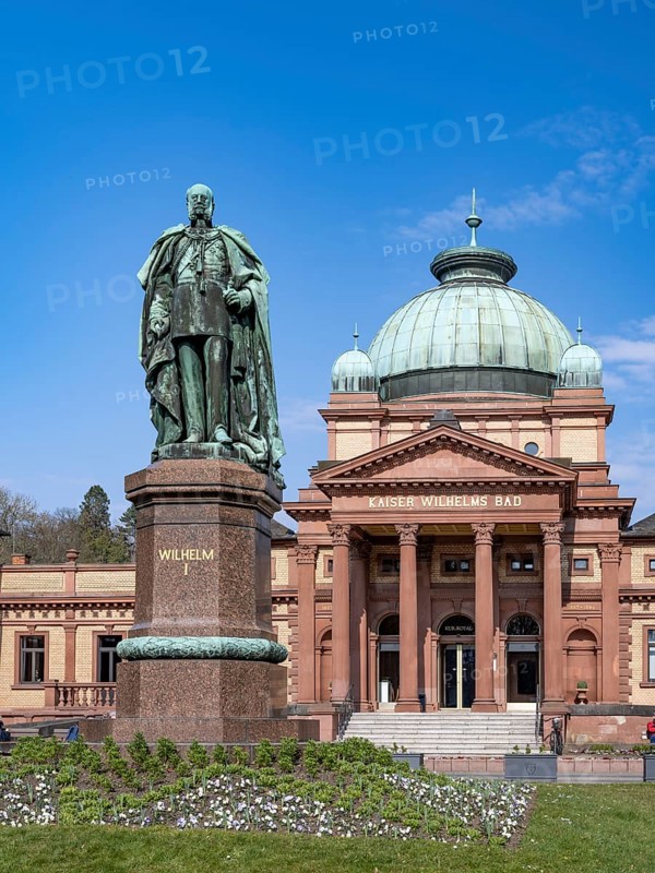 Kaiser-Wilhelms-Bad with monument to Kaiser Wilhelm I in the spa gardens