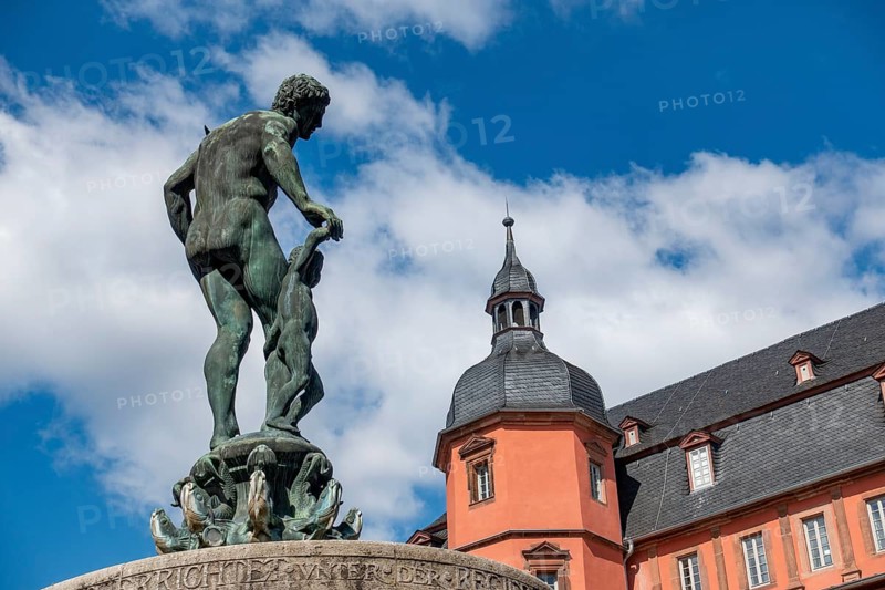 Ludo-Mayer-Brunnen vom Bildhauer Prof. Jobst aus Darmstadt vor dem Isenburger Schloss
