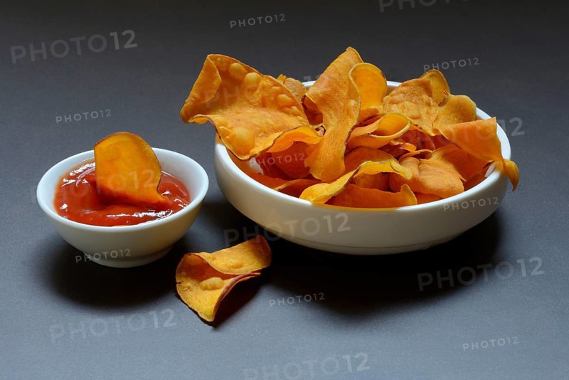 Sweet crisps and skin with tomato ketchup