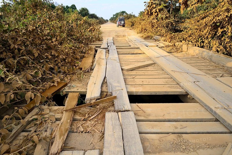 Broken wooden bridge on the Transpantaneira
