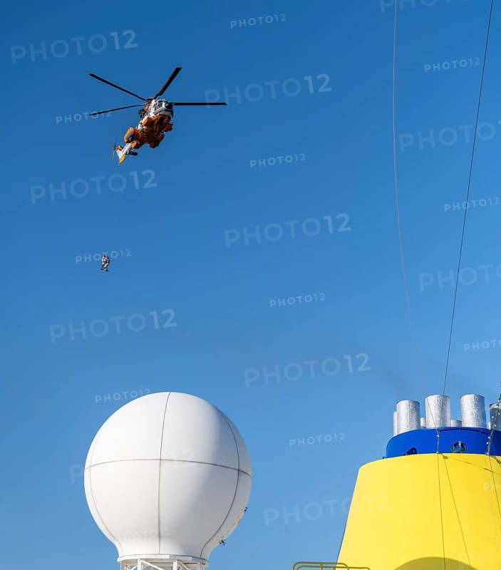 Two doctors are roped down from a helicopter onto a cruise ship. Corona tests are to be carried out in the Atlantic Ocean at the height of Argentina. Dangerous due to strong winds
