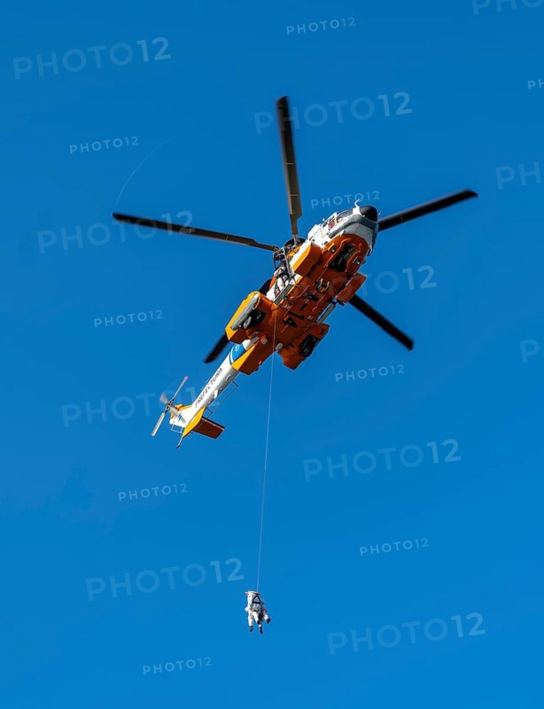 Two doctors are roped down from a helicopter onto a cruise ship. Corona tests are to be carried out in the Atlantic Ocean at the height of Argentina. Dangerous due to strong winds