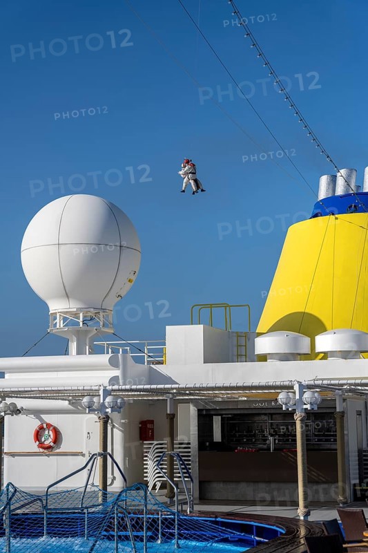 Two doctors are roped down from a helicopter onto a cruise ship. Corona tests are to be carried out in the Atlantic Ocean at the height of Argentina. Dangerous due to strong winds