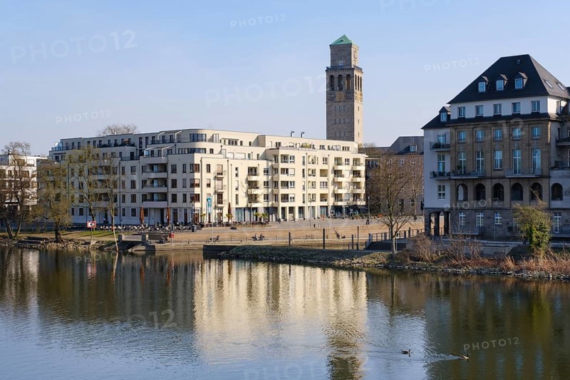 Stadthafen mit Rathausturm