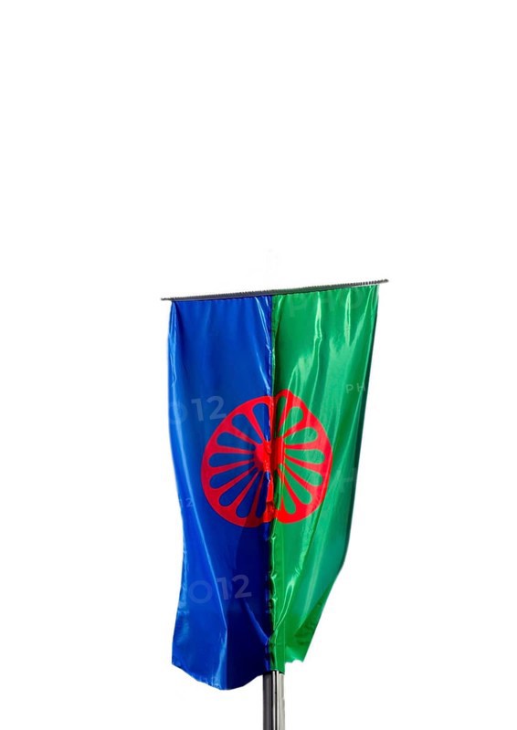 Eine Roma und Sintiflagge weht im Wind