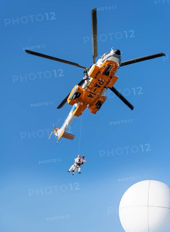 Two doctors are roped down from a helicopter onto a cruise ship. Corona tests are to be carried out in the Atlantic Ocean at the height of Argentina. Dangerous due to strong winds