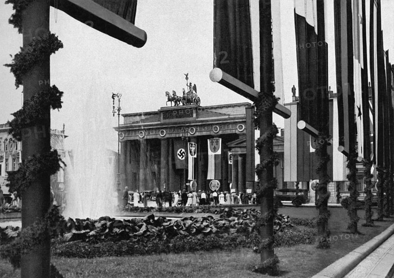 Festive decorations at the Brandenburg Gate and Pariser Platz