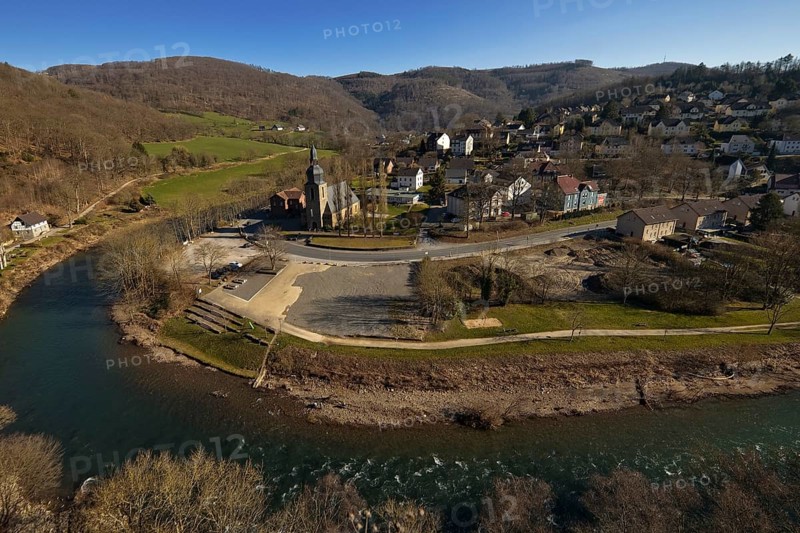 The Lenneschleife with the church of St. Josef in Nachrodt