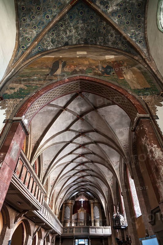 Cross vault with organ loft