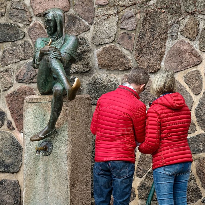 People at the Till Eulenspiegel sculpture