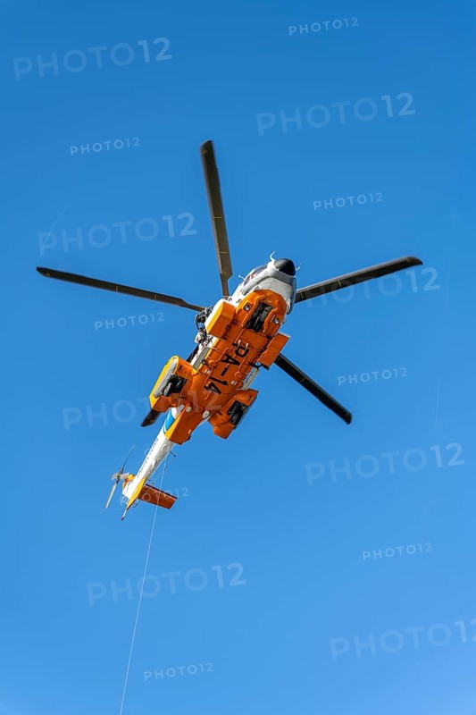 Two doctors are roped down from a helicopter onto a cruise ship. Corona tests are to be carried out in the Atlantic Ocean at the height of Argentina. Dangerous due to strong winds