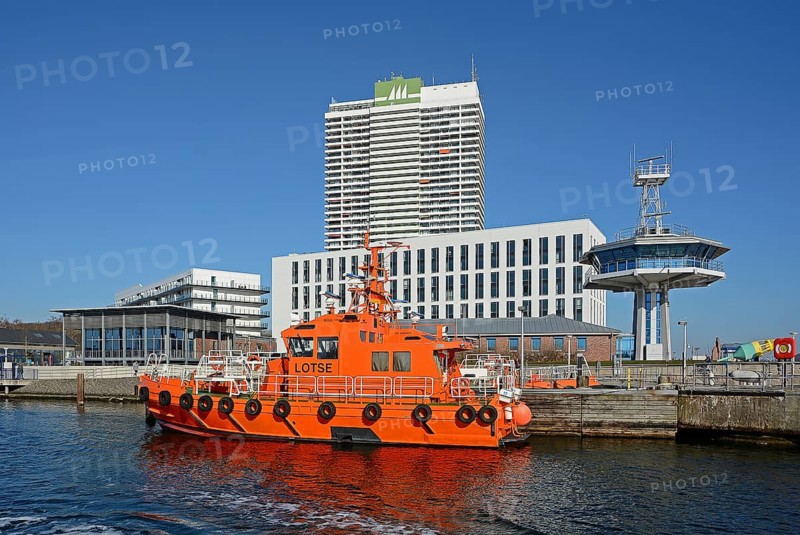 Pilot boat in front of the Hotel Maritim and Hotel Aja