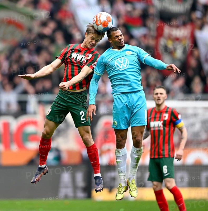Headers duel duel action Lukas Nmecha VfL Wolfsburg
