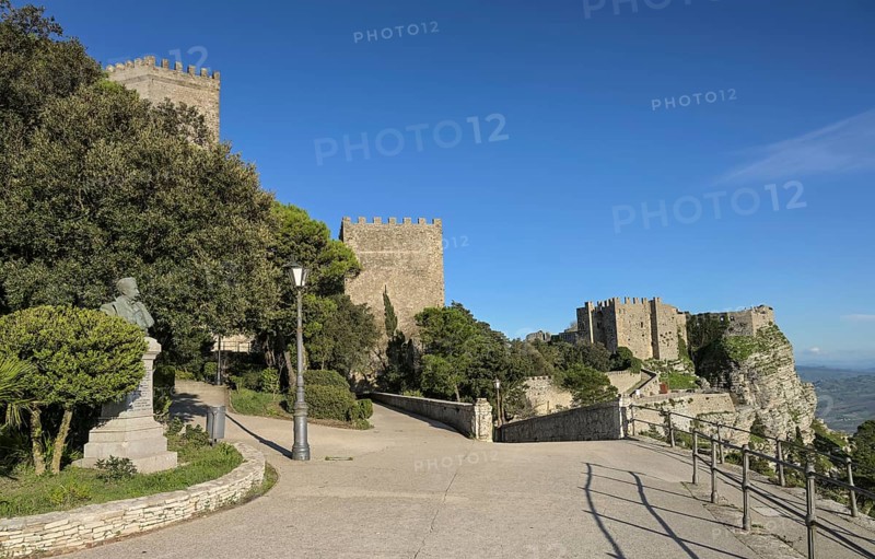 Castello del Balio o Pepoli with the Torri del Ballo