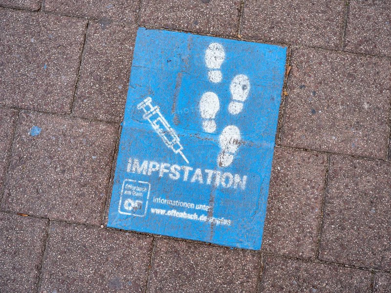 Signposting to a Corona vaccination station on the footpath