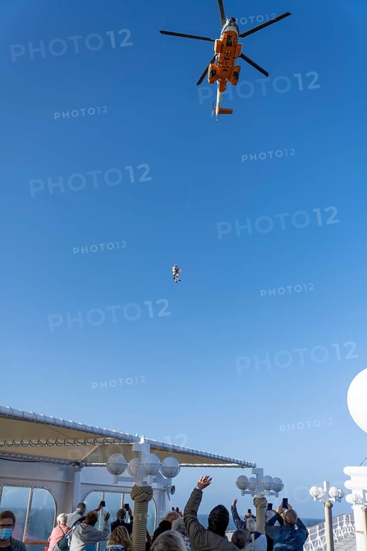 Two doctors are roped down from a helicopter onto a cruise ship. Corona tests are to be carried out in the Atlantic Ocean at the height of Argentina. Dangerous due to strong winds