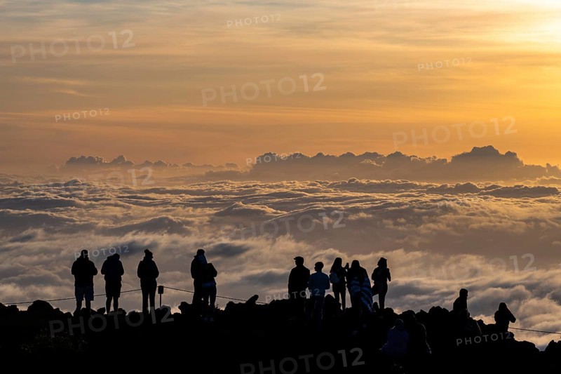 Touristen beobachten den Sonnenuntergang auf dem Gipfel des Haleakala Vulkan
