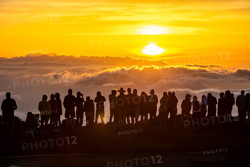 Touristen beobachten den Sonnenuntergang auf dem Gipfel des Haleakala Vulkan