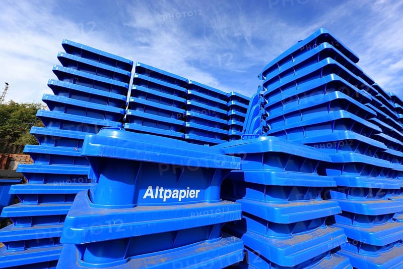 Plastiktonnen fuer die Altpapiersammlung