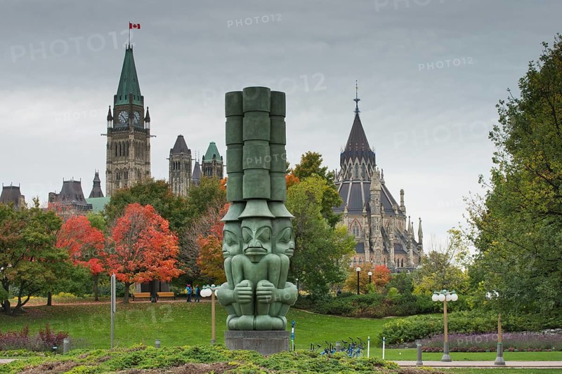 Totemskulptur vor Parlamentsgebaeude