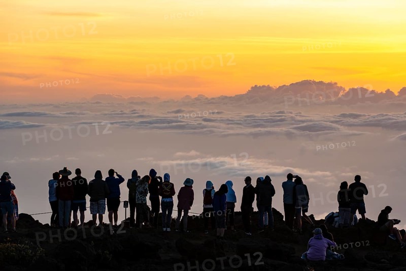 Touristen beobachten den Sonnenuntergang auf dem Gipfel des Haleakala Vulkan