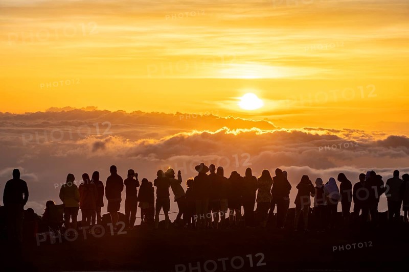 Touristen beobachten den Sonnenuntergang auf dem Gipfel des Haleakala Vulkan