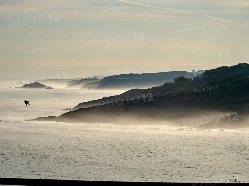 Morgendlichen Dunst am Cabo San Agustin an der Atlantikkueste in Asturien