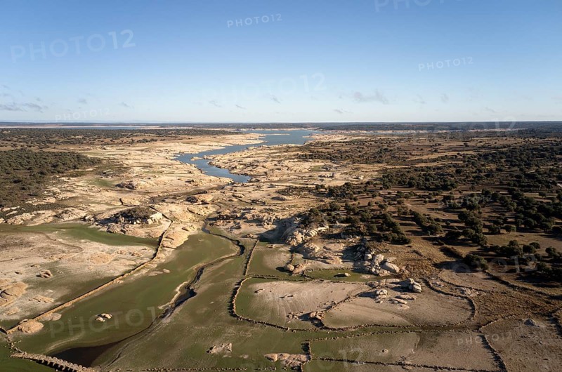 Luftaufnahme der Landschaft am Auslaeufer des Almendra Stausee im Bezirk Salamanca
