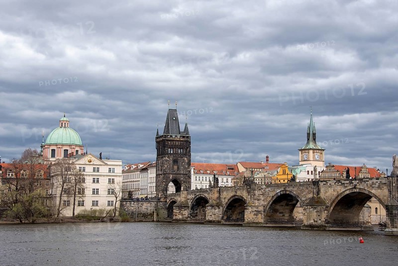 Karlsbruecke mit Altstaedter Brueckenturm und Kreuzherrenkirche