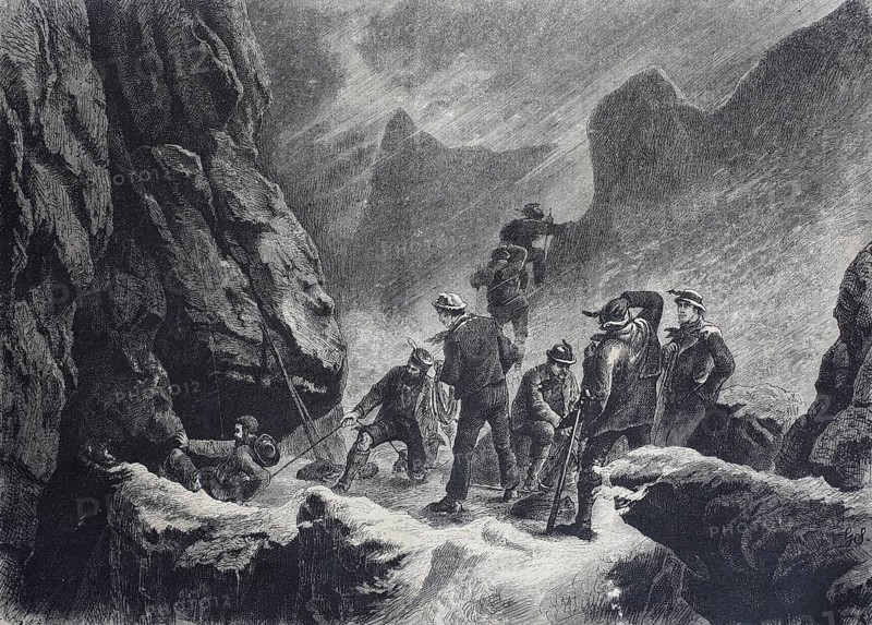 Mountaineer roping out in a chimney
