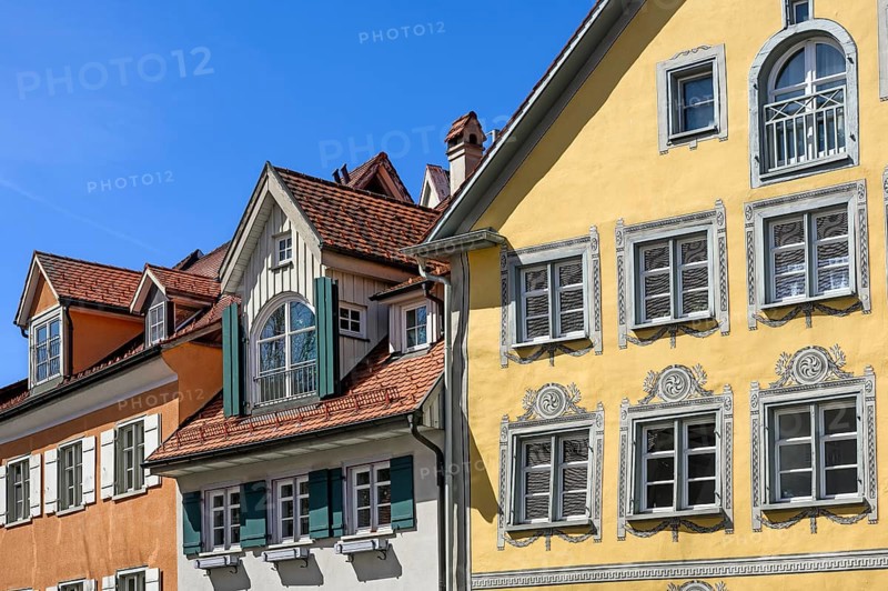 Facades with lift dormers