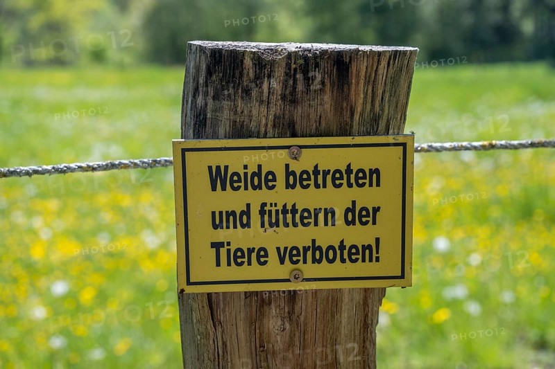 Sign 'Do not enter the pasture or feed the animals!' at a meadow in the Reitlingstal