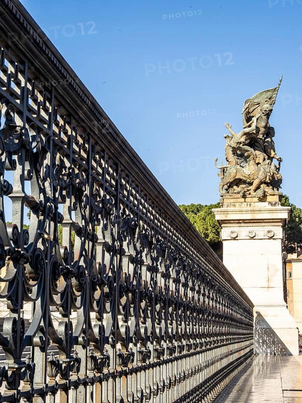 Shade by the fence in front of the Monumento Nazionale a Vittorio Emanuele II