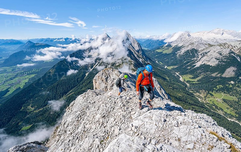 Two mountaineers on the ridge of Hohe Munde