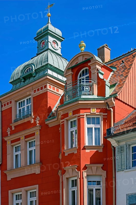 Red classicist facade with oriel