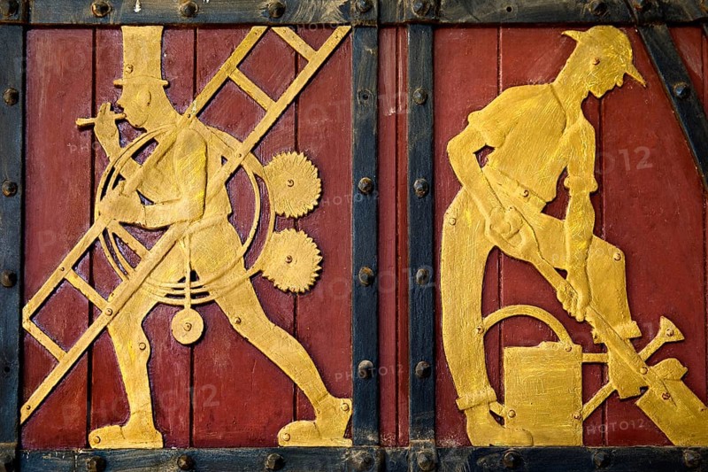 Historical figures on the door to the Ratskeller representing crafts