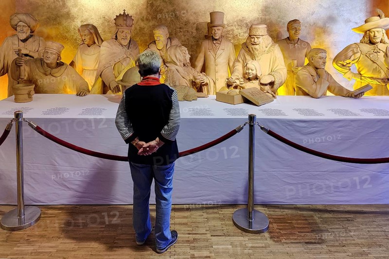 Historical human-sized figures made of marzipan