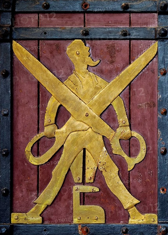 Historical figure on the door to the Ratskeller representing the tailor's trade