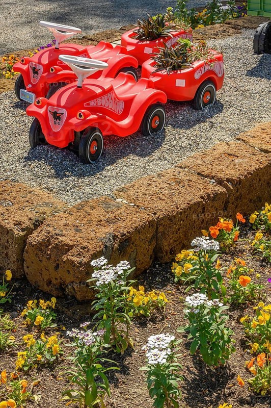 Flowers and weaving for Bobby-Cars