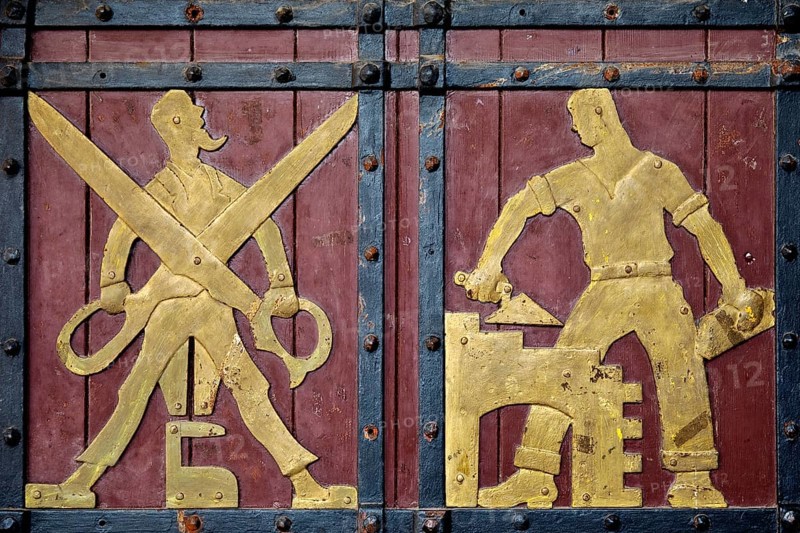 Historical figures on the door to the Ratskeller representing crafts
