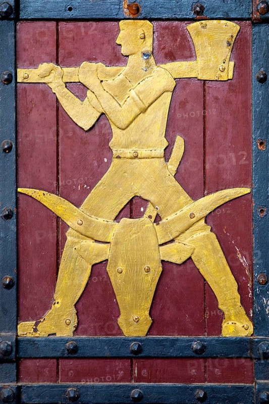Historical figure on the door to the Ratskeller representing the trade of the butcher