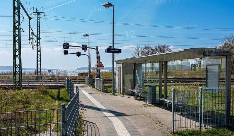 Lietzow railway station and platform