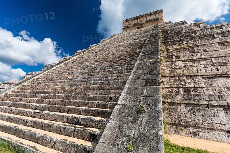 Mayan el castillo pyramid at the archaeological site in chichen itza