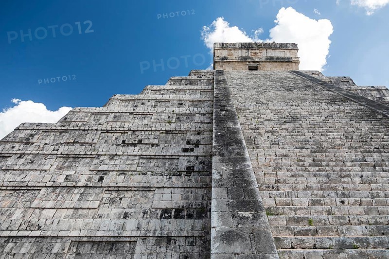 Mayan el castillo pyramid at the archaeological site in chichen itza