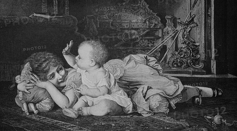Ein Kind und ein Baby spielen zusammen mit einer Puppe im Raum auf dem Boden